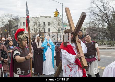 Pfarrer verschiedener Kirchen gehen am Karfreitag in Brooklyn, NY, gemeinsam durch die Stationen des Kreuzes. Die Stationen des Kreuzes, auch bekannt als der Weg des Kreuzes oder Via Crucis, erinnern an Jesu Leidenschaft und Tod am Kreuz. Es gibt 14 Stationen, von denen jeder einen Moment auf seiner Reise nach Calvary darstellt, in der Regel durch heilige Kunst, Gebete und Reflexionen. Die Praxis begann, als fromme Pilger seinen Weg durch Jerusalem auf der Via Dolorosa zurückverfolgten. Stockfoto