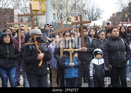 Pfarrer verschiedener Kirchen gehen am Karfreitag in Brooklyn, NY, gemeinsam durch die Stationen des Kreuzes. Die Stationen des Kreuzes, auch bekannt als der Weg des Kreuzes oder Via Crucis, erinnern an Jesu Leidenschaft und Tod am Kreuz. Es gibt 14 Stationen, von denen jeder einen Moment auf seiner Reise nach Calvary darstellt, in der Regel durch heilige Kunst, Gebete und Reflexionen. Die Praxis begann, als fromme Pilger seinen Weg durch Jerusalem auf der Via Dolorosa zurückverfolgten. Stockfoto