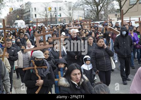 Pfarrer verschiedener Kirchen gehen am Karfreitag in Brooklyn, NY, gemeinsam durch die Stationen des Kreuzes. Die Stationen des Kreuzes, auch bekannt als der Weg des Kreuzes oder Via Crucis, erinnern an Jesu Leidenschaft und Tod am Kreuz. Es gibt 14 Stationen, von denen jeder einen Moment auf seiner Reise nach Calvary darstellt, in der Regel durch heilige Kunst, Gebete und Reflexionen. Die Praxis begann, als fromme Pilger seinen Weg durch Jerusalem auf der Via Dolorosa zurückverfolgten. Stockfoto