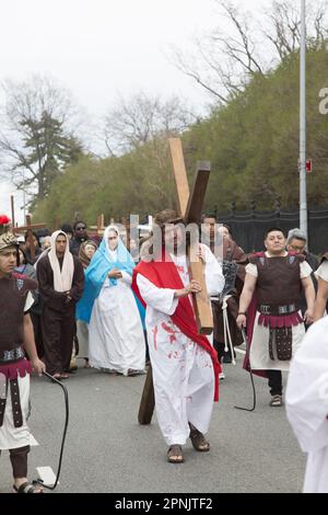 Pfarrer verschiedener Kirchen gehen am Karfreitag in Brooklyn, NY, gemeinsam durch die Stationen des Kreuzes. Die Stationen des Kreuzes, auch bekannt als der Weg des Kreuzes oder Via Crucis, erinnern an Jesu Leidenschaft und Tod am Kreuz. Es gibt 14 Stationen, von denen jeder einen Moment auf seiner Reise nach Calvary darstellt, in der Regel durch heilige Kunst, Gebete und Reflexionen. Die Praxis begann, als fromme Pilger seinen Weg durch Jerusalem auf der Via Dolorosa zurückverfolgten. Stockfoto