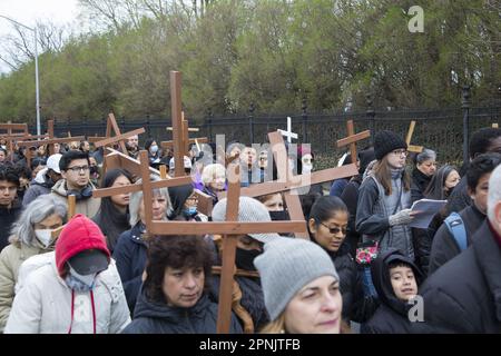 Pfarrer verschiedener Kirchen gehen am Karfreitag in Brooklyn, NY, gemeinsam durch die Stationen des Kreuzes. Die Stationen des Kreuzes, auch bekannt als der Weg des Kreuzes oder Via Crucis, erinnern an Jesu Leidenschaft und Tod am Kreuz. Es gibt 14 Stationen, von denen jeder einen Moment auf seiner Reise nach Calvary darstellt, in der Regel durch heilige Kunst, Gebete und Reflexionen. Die Praxis begann, als fromme Pilger seinen Weg durch Jerusalem auf der Via Dolorosa zurückverfolgten. Stockfoto