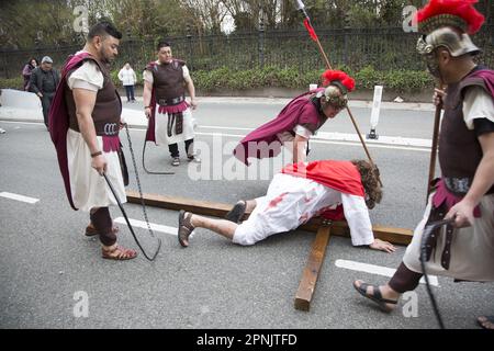 Pfarrer verschiedener Kirchen gehen am Karfreitag in Brooklyn, NY, gemeinsam durch die Stationen des Kreuzes. Die Stationen des Kreuzes, auch bekannt als der Weg des Kreuzes oder Via Crucis, erinnern an Jesu Leidenschaft und Tod am Kreuz. Es gibt 14 Stationen, von denen jeder einen Moment auf seiner Reise nach Calvary darstellt, in der Regel durch heilige Kunst, Gebete und Reflexionen. Die Praxis begann, als fromme Pilger seinen Weg durch Jerusalem auf der Via Dolorosa zurückverfolgten. Stockfoto