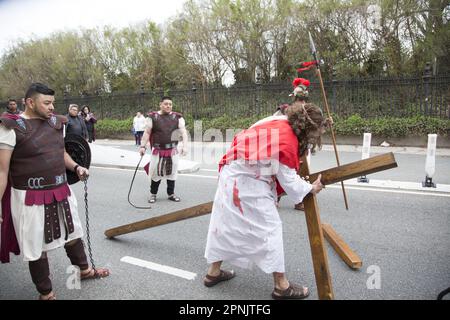 Pfarrer verschiedener Kirchen gehen am Karfreitag in Brooklyn, NY, gemeinsam durch die Stationen des Kreuzes. Die Stationen des Kreuzes, auch bekannt als der Weg des Kreuzes oder Via Crucis, erinnern an Jesu Leidenschaft und Tod am Kreuz. Es gibt 14 Stationen, von denen jeder einen Moment auf seiner Reise nach Calvary darstellt, in der Regel durch heilige Kunst, Gebete und Reflexionen. Die Praxis begann, als fromme Pilger seinen Weg durch Jerusalem auf der Via Dolorosa zurückverfolgten. Stockfoto