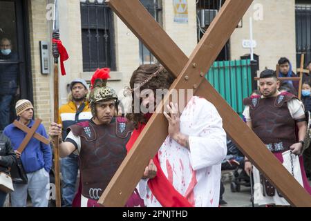Pfarrer verschiedener Kirchen gehen am Karfreitag in Brooklyn, NY, gemeinsam durch die Stationen des Kreuzes. Die Stationen des Kreuzes, auch bekannt als der Weg des Kreuzes oder Via Crucis, erinnern an Jesu Leidenschaft und Tod am Kreuz. Es gibt 14 Stationen, von denen jeder einen Moment auf seiner Reise nach Calvary darstellt, in der Regel durch heilige Kunst, Gebete und Reflexionen. Die Praxis begann, als fromme Pilger seinen Weg durch Jerusalem auf der Via Dolorosa zurückverfolgten. Stockfoto