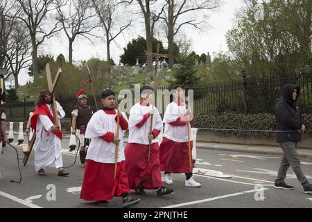 Pfarrer verschiedener Kirchen gehen am Karfreitag in Brooklyn, NY, gemeinsam durch die Stationen des Kreuzes. Die Stationen des Kreuzes, auch bekannt als der Weg des Kreuzes oder Via Crucis, erinnern an Jesu Leidenschaft und Tod am Kreuz. Es gibt 14 Stationen, von denen jeder einen Moment auf seiner Reise nach Calvary darstellt, in der Regel durch heilige Kunst, Gebete und Reflexionen. Die Praxis begann, als fromme Pilger seinen Weg durch Jerusalem auf der Via Dolorosa zurückverfolgten. Stockfoto
