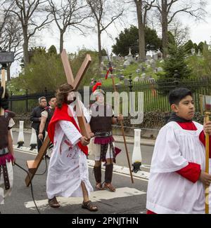 Pfarrer verschiedener Kirchen gehen am Karfreitag in Brooklyn, NY, gemeinsam durch die Stationen des Kreuzes. Die Stationen des Kreuzes, auch bekannt als der Weg des Kreuzes oder Via Crucis, erinnern an Jesu Leidenschaft und Tod am Kreuz. Es gibt 14 Stationen, von denen jeder einen Moment auf seiner Reise nach Calvary darstellt, in der Regel durch heilige Kunst, Gebete und Reflexionen. Die Praxis begann, als fromme Pilger seinen Weg durch Jerusalem auf der Via Dolorosa zurückverfolgten. Stockfoto