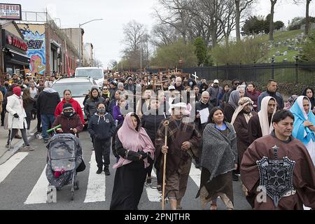 Pfarrer verschiedener Kirchen gehen am Karfreitag in Brooklyn, NY, gemeinsam durch die Stationen des Kreuzes. Die Stationen des Kreuzes, auch bekannt als der Weg des Kreuzes oder Via Crucis, erinnern an Jesu Leidenschaft und Tod am Kreuz. Es gibt 14 Stationen, von denen jeder einen Moment auf seiner Reise nach Calvary darstellt, in der Regel durch heilige Kunst, Gebete und Reflexionen. Die Praxis begann, als fromme Pilger seinen Weg durch Jerusalem auf der Via Dolorosa zurückverfolgten. Stockfoto