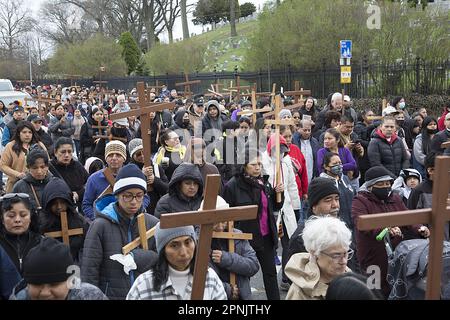 Pfarrer verschiedener Kirchen gehen am Karfreitag in Brooklyn, NY, gemeinsam durch die Stationen des Kreuzes. Die Stationen des Kreuzes, auch bekannt als der Weg des Kreuzes oder Via Crucis, erinnern an Jesu Leidenschaft und Tod am Kreuz. Es gibt 14 Stationen, von denen jeder einen Moment auf seiner Reise nach Calvary darstellt, in der Regel durch heilige Kunst, Gebete und Reflexionen. Die Praxis begann, als fromme Pilger seinen Weg durch Jerusalem auf der Via Dolorosa zurückverfolgten. Stockfoto