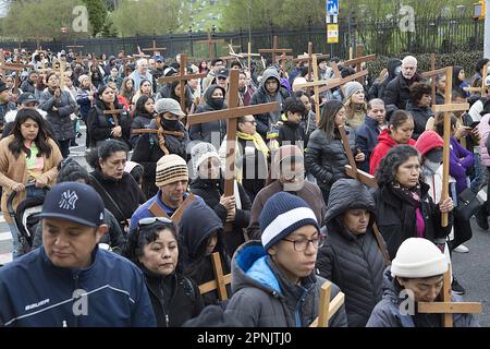 Pfarrer verschiedener Kirchen gehen am Karfreitag in Brooklyn, NY, gemeinsam durch die Stationen des Kreuzes. Die Stationen des Kreuzes, auch bekannt als der Weg des Kreuzes oder Via Crucis, erinnern an Jesu Leidenschaft und Tod am Kreuz. Es gibt 14 Stationen, von denen jeder einen Moment auf seiner Reise nach Calvary darstellt, in der Regel durch heilige Kunst, Gebete und Reflexionen. Die Praxis begann, als fromme Pilger seinen Weg durch Jerusalem auf der Via Dolorosa zurückverfolgten. Stockfoto