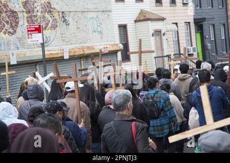 Pfarrer verschiedener Kirchen gehen am Karfreitag in Brooklyn, NY, gemeinsam durch die Stationen des Kreuzes. Die Stationen des Kreuzes, auch bekannt als der Weg des Kreuzes oder Via Crucis, erinnern an Jesu Leidenschaft und Tod am Kreuz. Es gibt 14 Stationen, von denen jeder einen Moment auf seiner Reise nach Calvary darstellt, in der Regel durch heilige Kunst, Gebete und Reflexionen. Die Praxis begann, als fromme Pilger seinen Weg durch Jerusalem auf der Via Dolorosa zurückverfolgten. Stockfoto