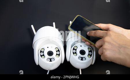 Weiße IP-Kamera, Techniker richtet den Kamerabetrieb ein Stockfoto