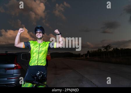 Triathlet in professioneller Ausrüstung, der früh am Morgen läuft, sich auf einen Marathon vorbereitet, sich sportlich engagiert und bereit ist, sich den Herausforderungen von zu stellen Stockfoto