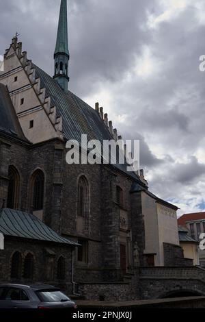 Pardubice, Tschechische Republik - 25. März 2023 - Kirche St. Bartholomäus am Platz der Republik an einem Frühlingsnachmittag Stockfoto