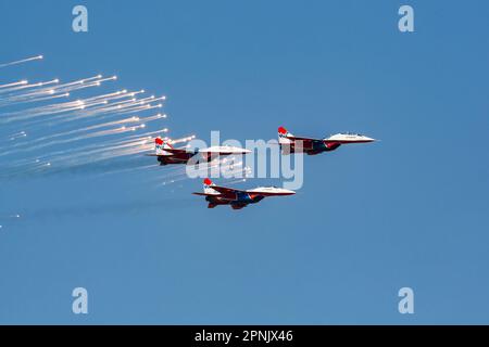 Belgrad, Serbien - 2. September 2012: Militärisches Kampfflugzeug der russischen Luftwaffe auf dem Luftwaffenstützpunkt. Flugbetrieb der Luftwaffe. Luftfahrt und Flugzeuge. Luft Stockfoto