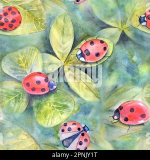 Nahtloses, wasserfarbenes, botanisches Sommermuster mit bunten Marienkäfern, Wiesenkräutern, Gräsern, Grünpflanzen. Handgezeichnete Botanik in Aquarell. Bright PR Stockfoto