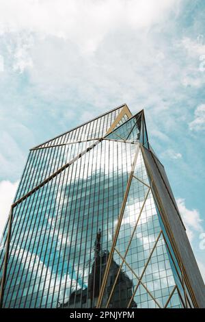 Ein vertikales, flaches Bild eines modernen Glashochkratzers in Bangkok Stockfoto