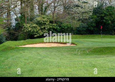 Maidenhead, Großbritannien. 19. April 2023. Cala Homes plant den Bau von 1.800 Häusern im Maidenhead Golf Club (abgebildet) im Wahlkreis Theresa May MP in Berkshire, wenn ihr Mietvertrag 2025 ausläuft. Das ist trotz der Tatsache, dass Lord Desborough dem Volk von Maidenhead das Land gegeben hat. Der Maidenhead Golf Club hat bei seinem Angebot, den John Lewis Partnership Golf Club in Winter Hill in Cookham zu kaufen, versagt. Der bevorzugte Bieter ist Safegolf Ltd Gestern Abend hielten die Einheimischen vor dem Rathaus von Maidenhead eine Nachtwache ab, um den Verlust von 200 Hektar lebenswichtigen Grünflächen und Lebensräumen der Tierwelt in Maid zu betrauern Stockfoto