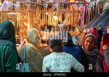 Srinagar, Indien. 19. April 2023. Kashmiri-Frauen sahen, wie sie vor dem muslimischen Festival Eid-al-Fitr auf einem lokalen Markt in Srinagar in einem Juwelierladen einkauften. Märkte in der muslimischen Welt werden Zeuge eines riesigen Einkaufsrausches in Vorbereitung auf Eid al-Fitr, eine Feier, die das Ende des muslimischen Fastenmonats Ramadan markiert. (Foto: Faisal Bashir/SOPA Images/Sipa USA) Guthaben: SIPA USA/Alamy Live News Stockfoto