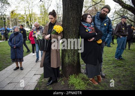 Warschau, Polen, 19/04/2023, Bürger und Teilnehmer der Zeremonie werden als Symbol des Ghetto-Aufstands während der Zeremonie gesehen. Polen beging den 80. Jahrestag des Warschauer Ghetto-Aufstands - eine gewalttätige Revolte, die sich vom 19. April bis zum 16. Mai 1943 während des Zweiten Weltkriegs ereignete Bewohner des jüdischen Ghettos im von den Nazis besetzten Warschau inszenierten die bewaffnete Revolte, um Deportationen in von den Nazis geführte Vernichtungslager zu verhindern. Der Aufstand wurde zu einem ewigen Symbol des Widerstands polnischer Juden gegen den Holocaust. Zwischen 1942 und 1943 Deutsche beförderten über 300.000 Juden Stockfoto