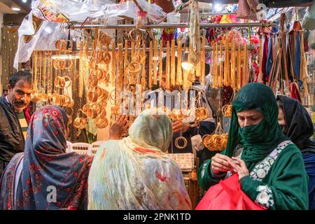 19. April 2023, Srinagar, Jammu und Kaschmir, Indien: Kashmiri-Frauen sahen vor dem muslimischen Festival Eid-al-Fitr auf einem lokalen Markt in Srinagar Einkäufe in einem Juweliergeschäft. Märkte in der muslimischen Welt werden Zeuge eines riesigen Einkaufsrausches in Vorbereitung auf Eid al-Fitr, eine Feier, die das Ende des muslimischen Fastenmonats Ramadan markiert. (Kreditbild: © Faisal Bashir/SOPA Images via ZUMA Press Wire) NUR REDAKTIONELLE VERWENDUNG! Nicht für den kommerziellen GEBRAUCH! Stockfoto