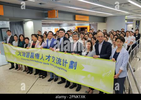 Henry Fan Hung-Ling (Mitte), Vorsitzender der Krankenhausbehörde, begrüßt die Teilnehmer von Greater Bay Area Healthcare Talents Besuchsprogramme an der West Kowloon Station in Hong Kong. 17APR23 SCMP/Gelee Tse Stockfoto