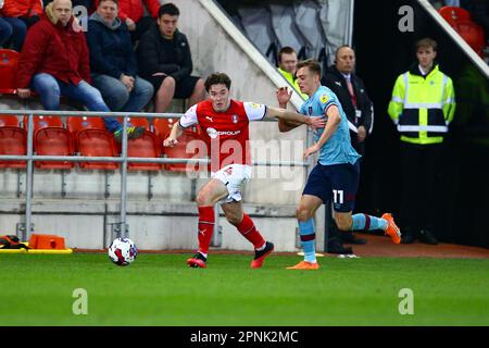 AESSEAL New York Stadium, Rotherham, England - 18. April 2023 Conor Coventry (4) of Rotherham United Getaway from Scott Twine (11) of Burnley - während des Spiels Rotherham United gegen Burnley, Sky Bet Championship, 2022/23, AESSEAL New York Stadium, Rotherham, England - 18. April 2023 Guthaben: Arthur Haigh/WhiteRosePhotos/Alamy Live News Stockfoto