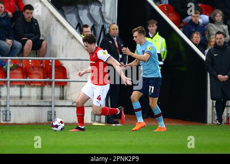 AESSEAL New York Stadium, Rotherham, England - 18. April 2023 Conor Coventry (4) of Rotherham United Getaway from Scott Twine (11) of Burnley - während des Spiels Rotherham United gegen Burnley, Sky Bet Championship, 2022/23, AESSEAL New York Stadium, Rotherham, England - 18. April 2023 Guthaben: Arthur Haigh/WhiteRosePhotos/Alamy Live News Stockfoto