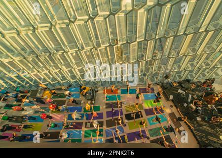 Yoga-Kurs im Inneren des Harpa, einem Konzertsaal und Konferenzzentrum in Reykjavik, Island Stockfoto