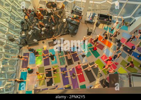 Yoga-Kurs im Inneren des Harpa, einem Konzertsaal und Konferenzzentrum in Reykjavik, Island Stockfoto