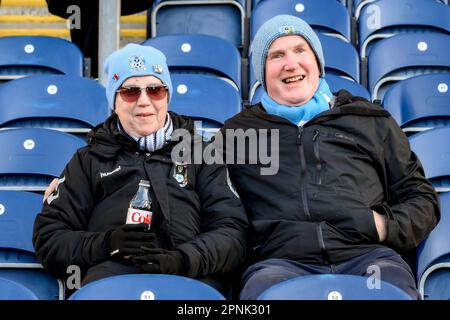 Blackburn, Großbritannien. 19. April 2023. Coventry-Fans, die vor dem Sky Bet Championship-Spiel Blackburn Rovers vs Coventry City im Ewood Park, Blackburn, Großbritannien, ankommen, 19. April 2023 (Foto von Ben Roberts/News Images) in Blackburn, Großbritannien, am 4./19. April 2023. (Foto: Ben Roberts/News Images/Sipa USA) Guthaben: SIPA USA/Alamy Live News Stockfoto