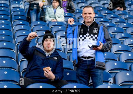 Blackburn, Großbritannien. 19. April 2023. Coventry-Fans, die vor dem Sky Bet Championship-Spiel Blackburn Rovers vs Coventry City im Ewood Park, Blackburn, Großbritannien, ankommen, 19. April 2023 (Foto von Ben Roberts/News Images) in Blackburn, Großbritannien, am 4./19. April 2023. (Foto: Ben Roberts/News Images/Sipa USA) Guthaben: SIPA USA/Alamy Live News Stockfoto