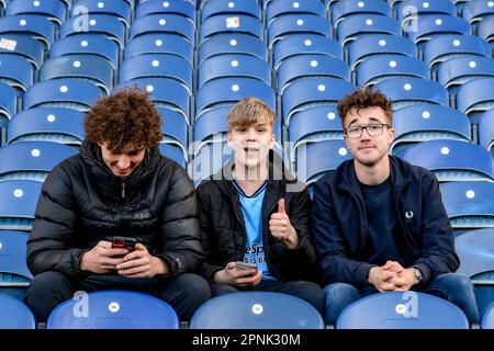 Blackburn, Großbritannien. 19. April 2023. Coventry-Fans, die vor dem Sky Bet Championship-Spiel Blackburn Rovers vs Coventry City im Ewood Park, Blackburn, Großbritannien, ankommen, 19. April 2023 (Foto von Ben Roberts/News Images) in Blackburn, Großbritannien, am 4./19. April 2023. (Foto: Ben Roberts/News Images/Sipa USA) Guthaben: SIPA USA/Alamy Live News Stockfoto