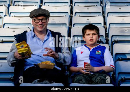 Blackburn, Großbritannien. 19. April 2023. Blackburn-Fans kommen vor dem Sky Bet Championship-Spiel Blackburn Rovers vs Coventry City im Ewood Park, Blackburn, Großbritannien, am 19. April 2023 (Foto von Ben Roberts/News Images) in Blackburn, Großbritannien, am 4./19. April 2023 an. (Foto: Ben Roberts/News Images/Sipa USA) Guthaben: SIPA USA/Alamy Live News Stockfoto