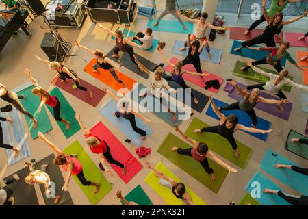 Yoga-Kurs im Inneren des Harpa, einem Konzertsaal und Konferenzzentrum in Reykjavik, Island Stockfoto