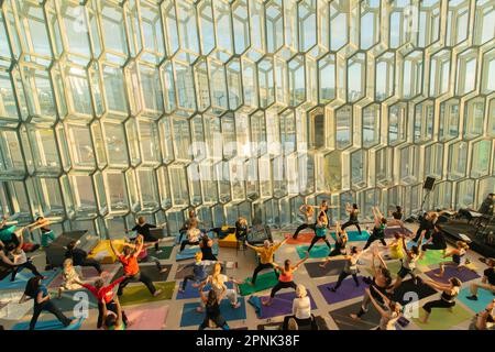 Yoga-Kurs im Inneren des Harpa, einem Konzertsaal und Konferenzzentrum in Reykjavik, Island Stockfoto