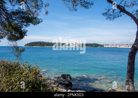 ROVINJ, KROATIEN - 16. MAI 2022 Insel Hotel Katarina zwischen Bäumen gesehen Stockfoto