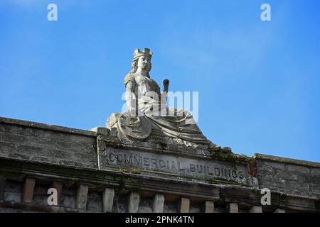 Statue von Britannia in den Geschäftsgebäuden in der Foyle Street in Derry vom berühmten Lehrling John Guy Ferguson im Jahr 1882 Stockfoto