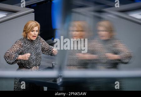 Berlin, Deutschland, 19. April 2023. Julia Kloeckner, CDU, MdB, hält auf der Plenartagung des Deutschen Bundestages in Berlin am 19. April 2023 eine Rede zur aktuellen Stunde der Weiterverwendung der Kernenergie ‚Äû powerÄú. Stockfoto