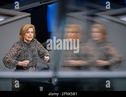 Berlin, Deutschland, 19. April 2023. Julia Kloeckner, CDU, MdB, hält auf der Plenartagung des Deutschen Bundestages in Berlin am 19. April 2023 eine Rede zur aktuellen Stunde der Weiterverwendung der Kernenergie ‚Äû powerÄú. Stockfoto