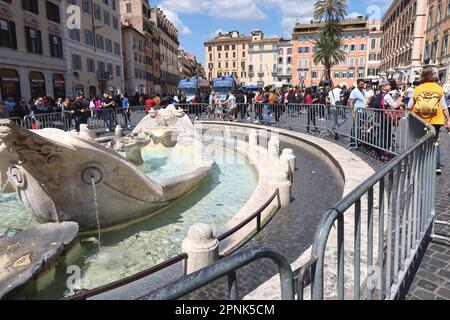 Rom, Italien. 19. April 2023. Barcaccia-Brunnen umgeben von Barcaccia. Im Hinblick auf die Ankunft der Fans von Feyenoord für das Fußballspiel wirh AC Roma, Rom, Italien, am 19 2023. April verwüsteten 2015 Hooligans der niederländischen Mannschaft den Brunnen und verursachten schwere Schäden. (Foto: Elisa Gestri/SIPA USA) Kredit: SIPA USA/Alamy Live News Stockfoto