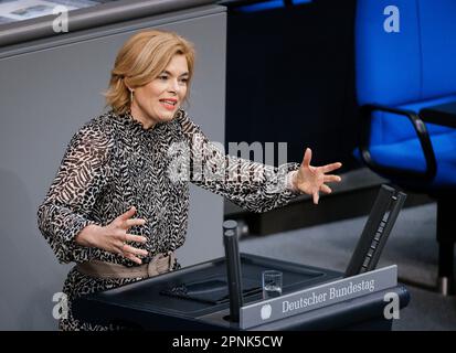Berlin, Deutschland, 19. April 2023. Julia Kloeckner, CDU, MdB, hält auf der Plenartagung des Deutschen Bundestages in Berlin am 19. April 2023 eine Rede zur aktuellen Stunde der Weiterverwendung der Kernenergie ‚Äû powerÄú. Stockfoto
