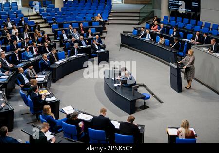 Berlin, Deutschland, 19. April 2023. Julia Kloeckner, CDU, MdB, hält auf der Plenartagung des Deutschen Bundestages in Berlin am 19. April 2023 eine Rede zur aktuellen Stunde der Weiterverwendung der Kernenergie ‚Äû powerÄú. Stockfoto
