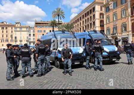 Rom, Italien. 19. April 2023. Die Polizei umzingelt den Brunnen von La Barcaccia im Hinblick auf die Ankunft der Fans von Feyenoord für das Fußballspiel Wirh AC Roma, Rom, Italien, am 19 2023. April 2015 verwüsteten Hooligans der niederländischen Mannschaft den Brunnen und verursachten schwere Schäden. (Foto: Elisa Gestri/SIPA USA) Kredit: SIPA USA/Alamy Live News Stockfoto