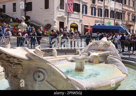 Rom, Italien. 19. April 2023. Barcaccia-Brunnen umgeben von Barcaccia. Im Hinblick auf die Ankunft der Fans von Feyenoord für das Fußballspiel wirh AC Roma, Rom, Italien, am 19 2023. April verwüsteten 2015 Hooligans der niederländischen Mannschaft den Brunnen und verursachten schwere Schäden. (Foto: Elisa Gestri/SIPA USA) Kredit: SIPA USA/Alamy Live News Stockfoto