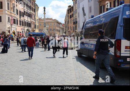 Rom, Italien. 19. April 2023. Barcaccia-Brunnen umgeben von Barcaccia. Im Hinblick auf die Ankunft der Fans von Feyenoord für das Fußballspiel wirh AC Roma, Rom, Italien, am 19 2023. April verwüsteten 2015 Hooligans der niederländischen Mannschaft den Brunnen und verursachten schwere Schäden. (Foto: Elisa Gestri/SIPA USA) Kredit: SIPA USA/Alamy Live News Stockfoto