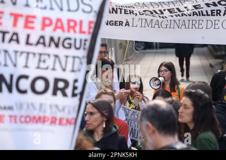 Paris, Frankreich - 19/4/2023, Julien Mattia / Le Pictorium - Teachers' inter-union Rally in Paris - 19/4/2023 - Paris / Ile de la Cite (paris) / Paris 7. Bezirk (7. Arrondissement von Paris) - Schüler demonstrieren vor dem Pariser Bildungsministerium für die Aufgabe des Ndiaye-Pakts und gegen die Rentenreform am 19. April 2023 (mündliche Zustimmung der Eltern) Stockfoto