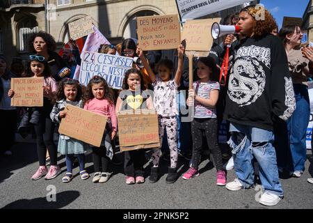 Paris, Frankreich - 19/4/2023, Julien Mattia / Le Pictorium - Teachers' inter-union Rally in Paris - 19/4/2023 - Paris / Ile de la Cite (paris) / Paris 7. Bezirk (7. Arrondissement von Paris) - Schüler demonstrieren vor dem Pariser Bildungsministerium für die Aufgabe des Ndiaye-Pakts und gegen die Rentenreform am 19. April 2023 (mündliche Zustimmung der Eltern) Stockfoto