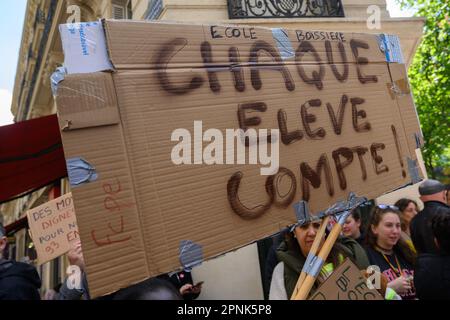 Paris, Frankreich - 19/4/2023, Julien Mattia / Le Pictorium - Teachers' inter-union Rally in Paris - 19/4/2023 - Paris / Ile de la Cite (paris) / Paris 7. Bezirk (7. Arrondissement von Paris) - Gewerkschaftliche Kundgebung der Lehrkräfte vor dem Bildungsministerium in Paris zur Aufgabe des Ndiaye-Pakts und gegen die Rentenreform am 19. April 2023 Stockfoto