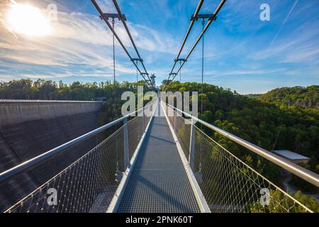 Fußgängerbrücke über dem Rappbodetalsperre-See und dem Rappbode-Fluss im Harz-Gebirge-Nationalpark an einem sonnigen Tag Stockfoto