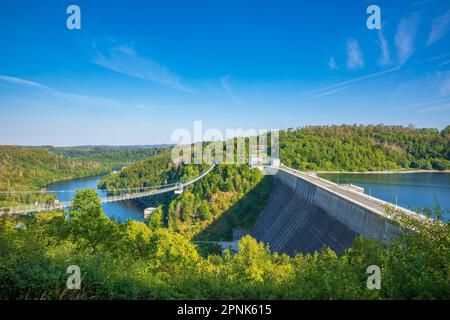 Fußgängerbrücke über dem Rappbodetalsperre-See und dem Rappbode-Fluss im Harz-Gebirge-Nationalpark an einem sonnigen Tag Stockfoto